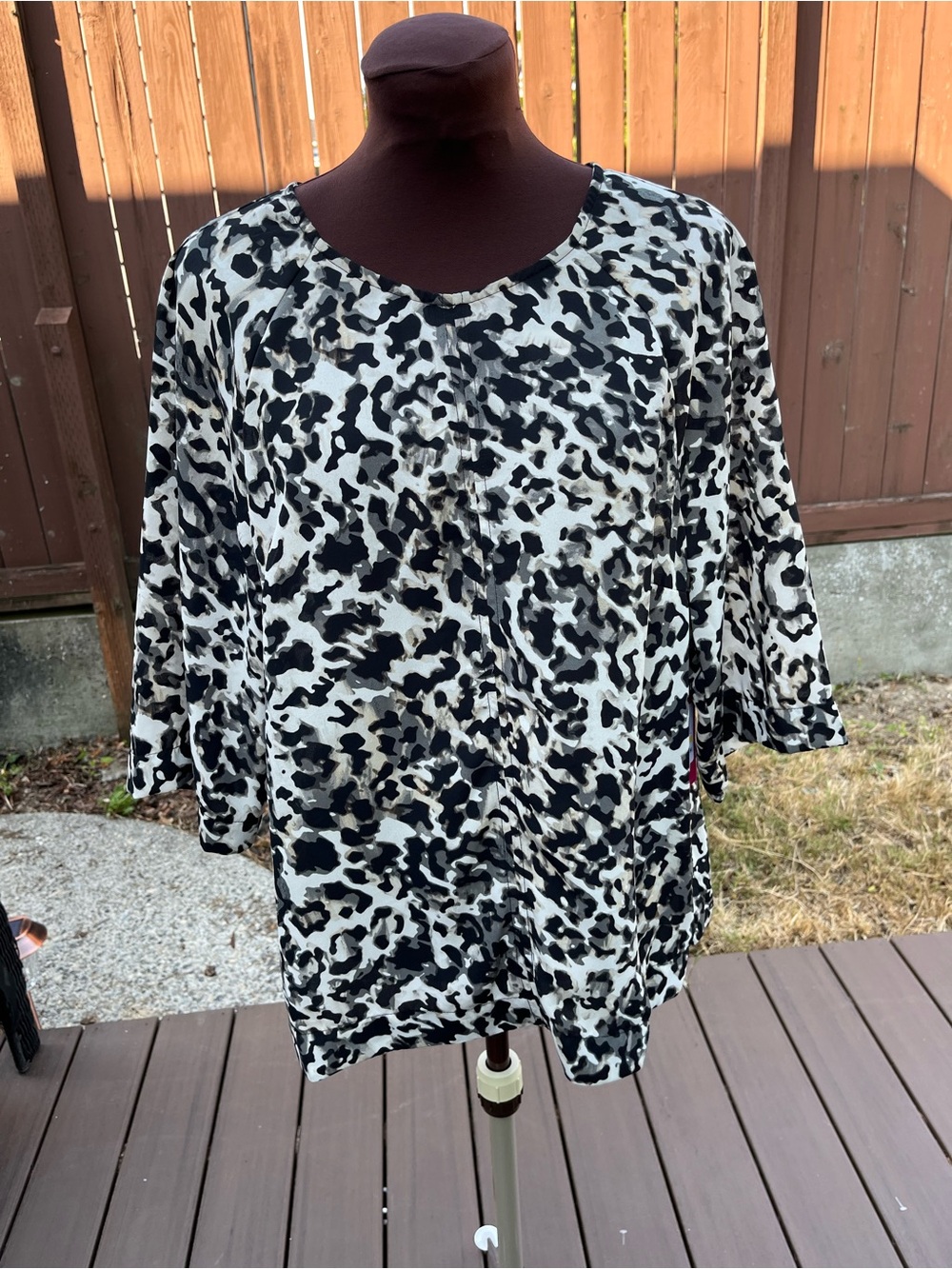Vince Camuto Short Sleeve Falling For Florals Blouse. M